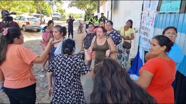 Padres del Colegio Salvador se manifiestan en contra de la directora: “Venimos a impedir el ingreso de esta villana”