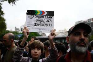 Cine Gaumont deviene en escenario de la represión a protesta contra recortes de Milei - Cine y TV - ABC Color