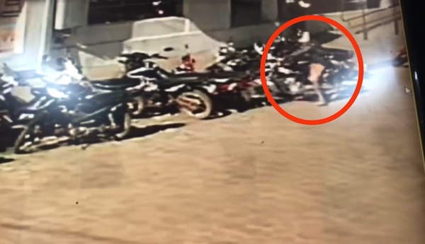 Motocicleta hurtada frente a un supermercado, fue recuperada en un yuyal