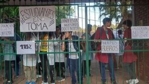 Alumnos realizan toma ante falta de rubros y respuestas