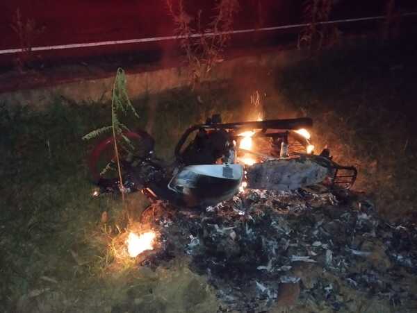 MOTOCICLETA SE INCENDIA TRAS CAÍDA EN ITAPÉ
