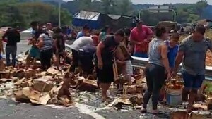 Pobladores saquean camión de cerveza que sufre accidente en Caacupé