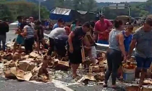 Pobladores saquean camión de cerveza que sufre accidente en Caacupé – Prensa 5