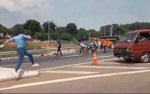 Video: a las corridas para robar cerveza de un camión repartidor que se accidentó en Caacupé - Nacionales - ABC Color
