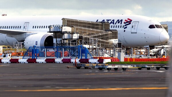 Desplome de Boeing en vuelo a N.Zelanda pudo deberse a error en cabina, según WSJ