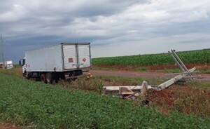 Camión chocó contra una columna en Santa Fe del Paraná