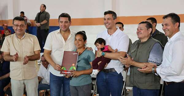 La Nación / Santiago Peña instruye iniciar titulación de tierras en colonia Andrés Barbero