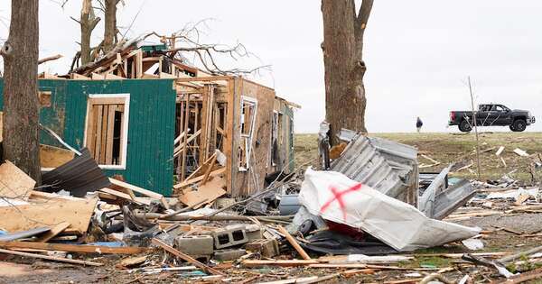 La Nación / Tres muertos por devastador tornado