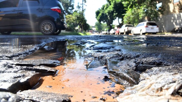 Sin agua en casas y desperdicio en calles