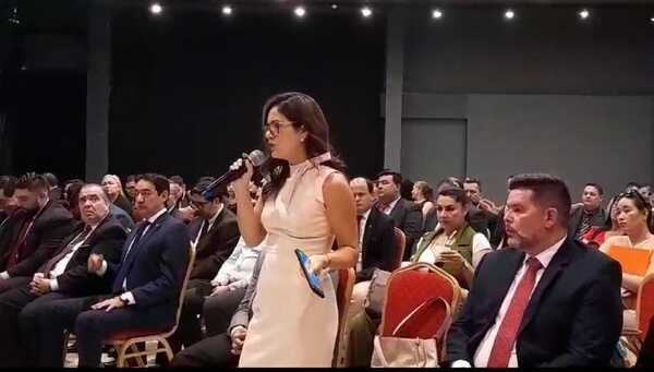 “Llegadas tardías y ausencias de jueces contribuyen a altos niveles de mora”