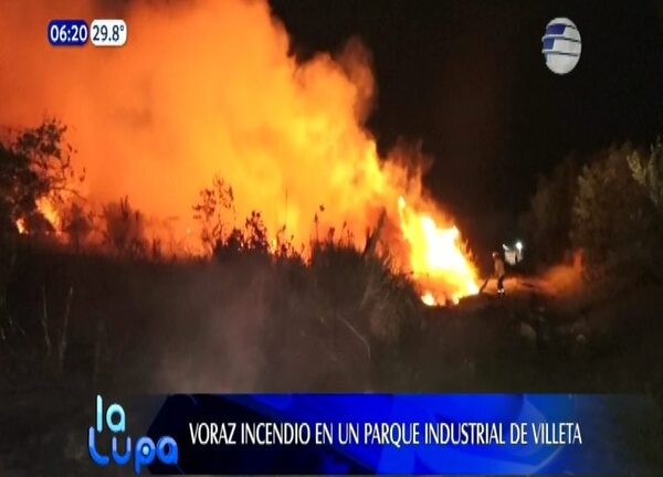 Voraz incendio en parque industrial de Villeta | Telefuturo