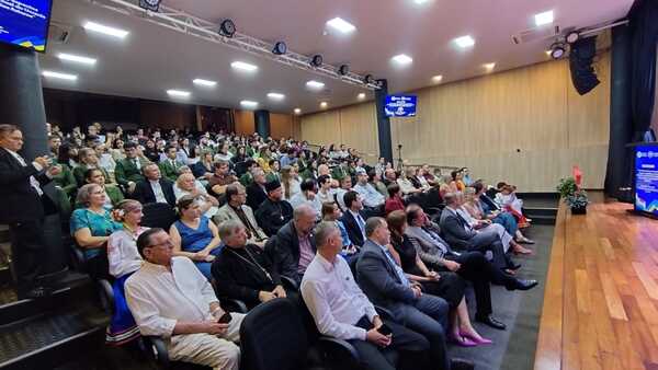 EMBAJADOR DE UCRANIA DISERTÓ EN LA UNIVERSIDAD AUTÓNOMA DE ENCARNACIÓN - Itapúa Noticias