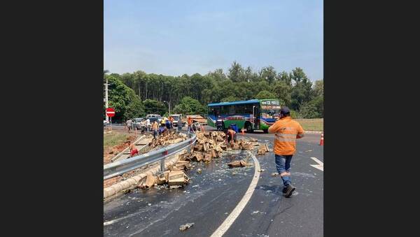[VIDEO] ¡Y otra vez! Camión cargado de cerveza sufre accidente y lugareños pelaron la carga