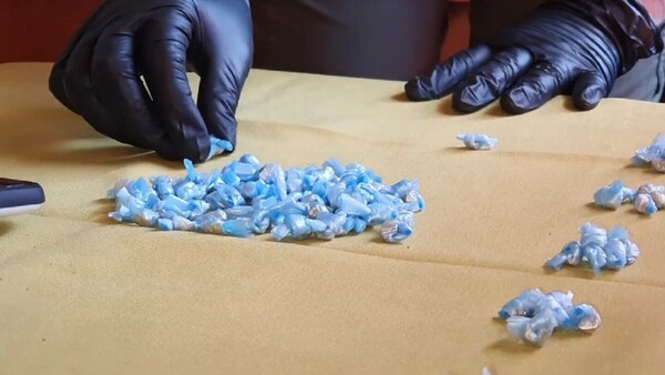 Díleres amenazan a alumno porque no les compra droga