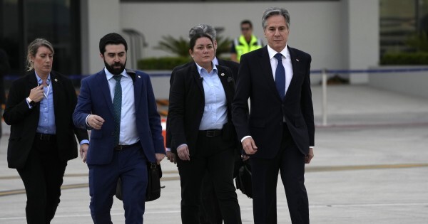 La Embajada usa la imagen de Blinken para cuestionar los ataques del cartismo a los periodistas