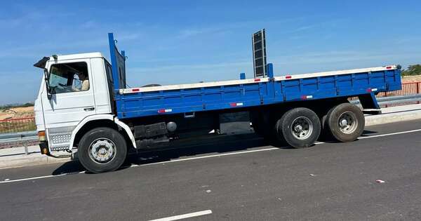 La Nación / Multan a camioneros en el puente Héroes del Chaco