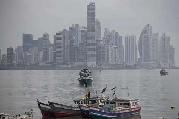 Gases tóxicos afectan a la capital de Panamá por incendio en el mayor vertedero del país - Mundo - ABC Color
