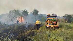 Incendios ponen en aprietos a los Bomberos de Santaní  y ciudades vecinas - Nacionales - ABC Color
