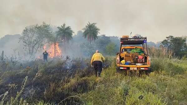 Incendios ponen en aprietos a los Bomberos de Santaní  y ciudades vecinas - Nacionales - ABC Color