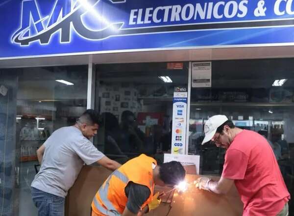 Con soldadura, aseguran el cierre de un local comercial que incurrió en reapertura ilegal - ABC en el Este - ABC Color