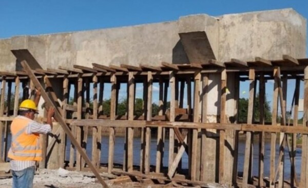 Toma forma el nuevo puente que unirá dos distritos sobre el Monday