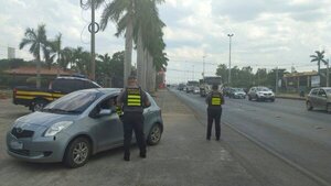 Multan a cuatro conductores por no respetar el carril único de buses en la ex ruta Transchaco
