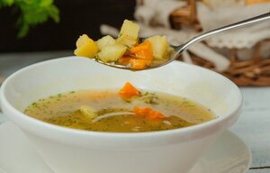 Pediatra no recomienda que los niños consuman caldos calientes antes de ir al colegio