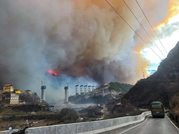 Más de 3.000 personas evacuadas en el centro de China tras desatarse un incendio forestal - Mundo - ABC Color