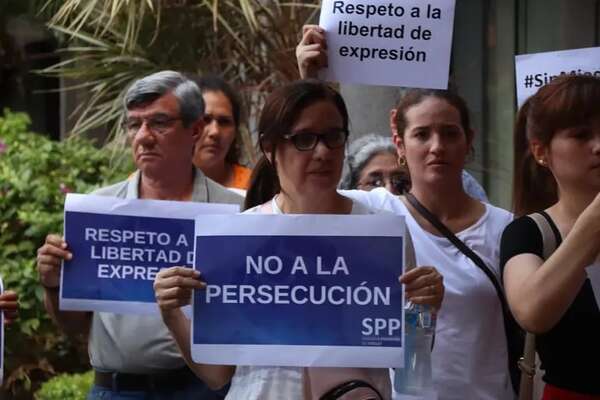 Chats filtrados: SPP repudia campaña contra periodista - Política - ABC Color