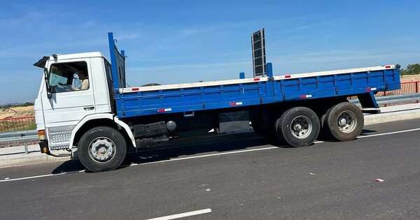La Nación / Multan a camioneros que cruzan puente