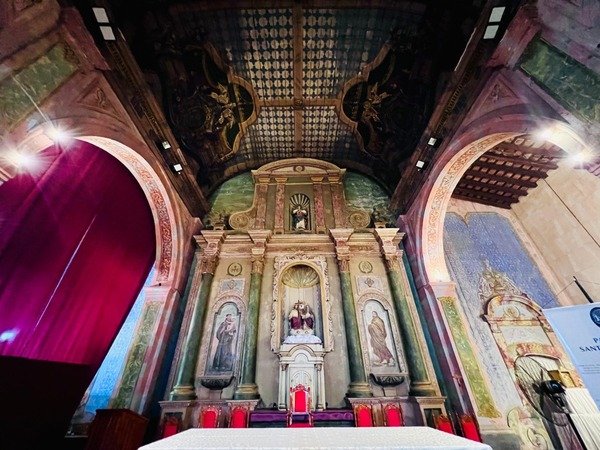 Retablo de la iglesia de la Santísima Trinidad de Asunción está recuperando su esplendor | 1000 Noticias