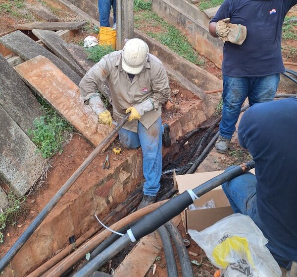 Cuadrillas de la ANDE trabajan para reponer servicio en Luque tras avería en alimentadores - .::Agencia IP::.