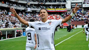 Alex Arce celebra su convocatoria con un gol