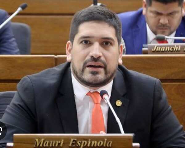 Mauricio Espínola publicó información confidencial sobre Peña, dice imputación