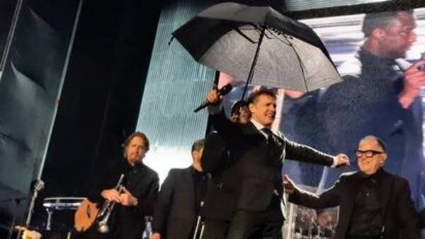 [VIDEO] Mañamí, Luis Miguel tiene su propio "ataja paraguas"