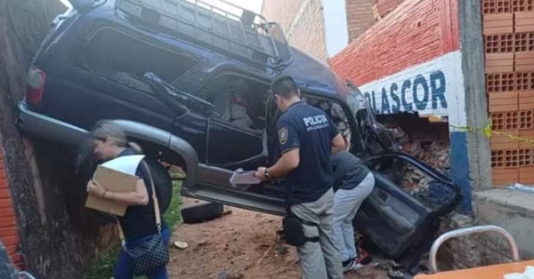 Camioneta choca contra columna y deja un muerto y heridos en Limpio