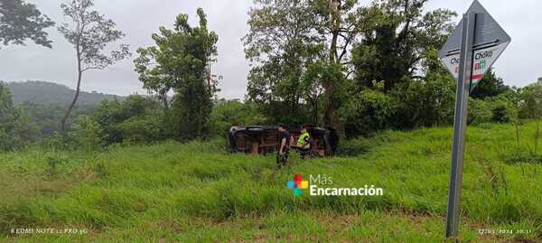 Conductor se salva de milagro en vuelco en "La Bajada del Tirol"