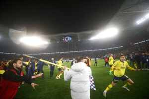 Versus / Batalla campal entre futbolistas y aficionados dentro del campo de juego en Turquía
