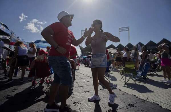 Miles de personas danzan al son de la clave en el Día Nacional de la Salsa en Puerto Rico - Música - ABC Color