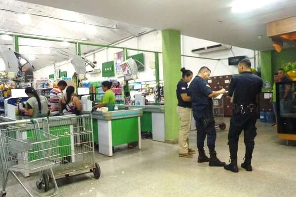 Video: asaltan con arma de fuego en mano supermercado en la ciudad de Carapeguá - Policiales - ABC Color