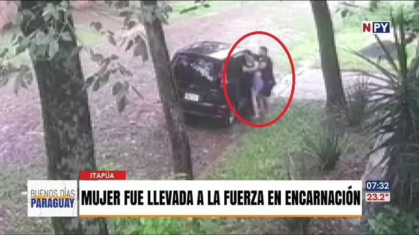 A la fuerza alzaron a una mujer en un vehículo en Encarnación - Noticias Paraguay