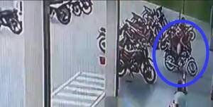 [VIDEO] Así se llevó una moto del estacionamiento de un supermercado