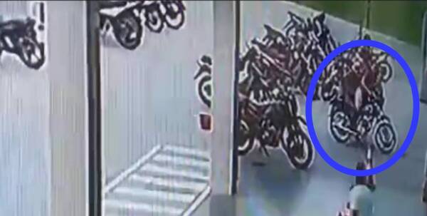 [VIDEO] Así se llevó una moto del estacionamiento de un supermercado