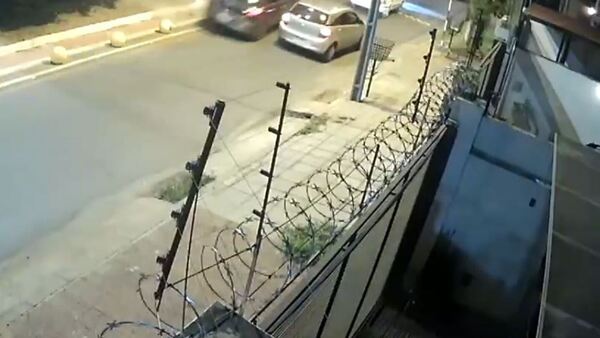 Video: Camioneta atropella bolardos y queda abandonada en San Lorenzo