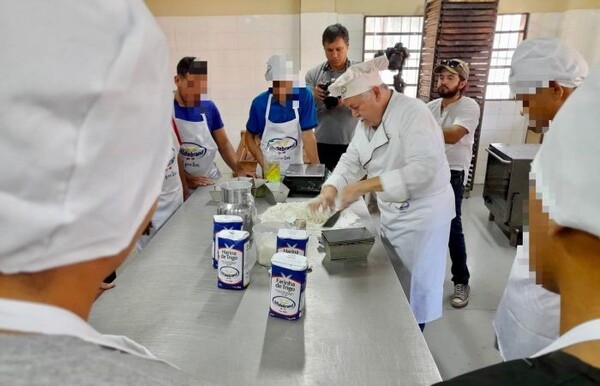 Adolescentes del Centro Educativo Itauguá aprendieron a elaborar panes y ahora harán chipa para la Semana Santa - .::Agencia IP::.