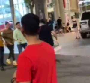 (VIDEO)Chetos se reventaron a golpes al salir de una discoteca