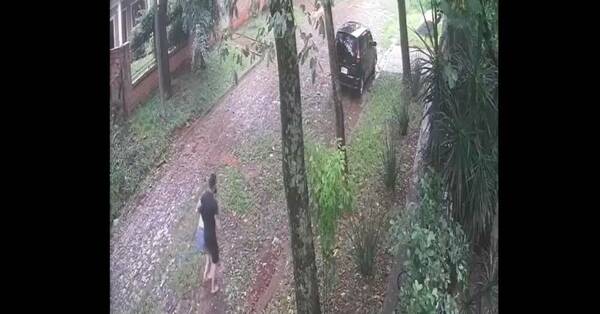 Identifican a arriero que subió a la fuerza a una mujer en un auto