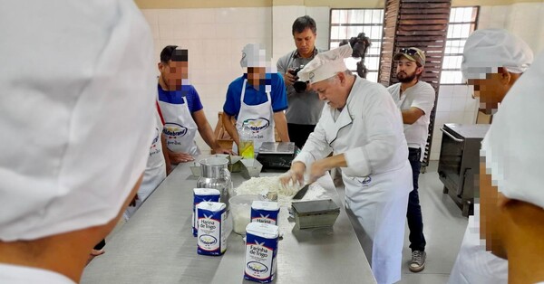 Hilagro imparte clases de panadería para adolescentes del Centro Educativo Itauguá
