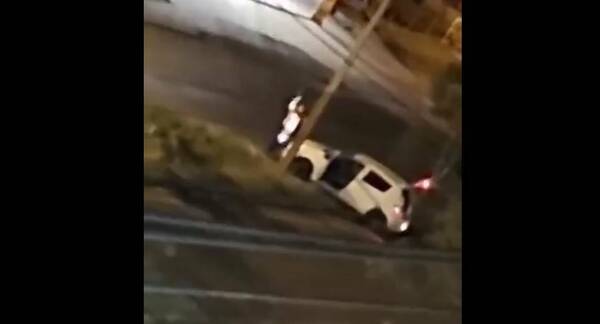 [VIDEO] ¿Mba'e piko? Mandó al mazo su vehículo con un palo de béisbol