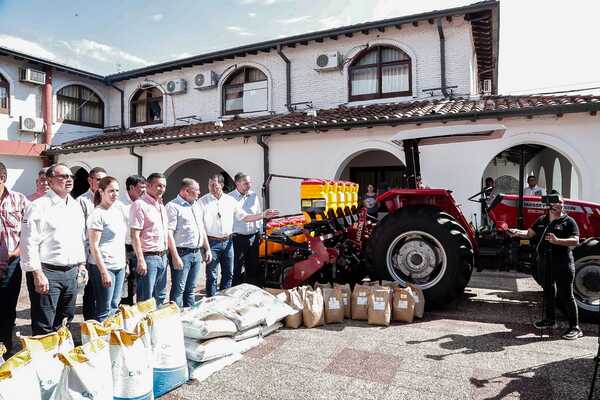 Acompañamiento al trabajo en el campo es la forma de salir de la pobreza, afirma ministro del MAG - .::Agencia IP::.